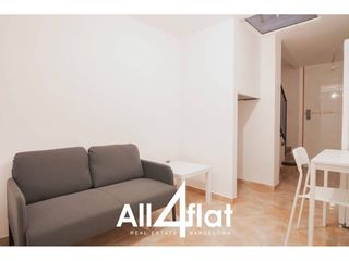 Miete Etagenwohnung  Calle diputacio. Oportunidad! piso reformado. con dos plantas  dispone de 40 m y