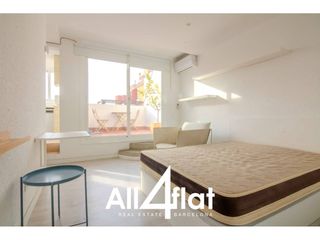 Alquiler Ático en Calle hostafrancs de sio 20. Atico iluminado con terraza privada en sants, loft reformado a e