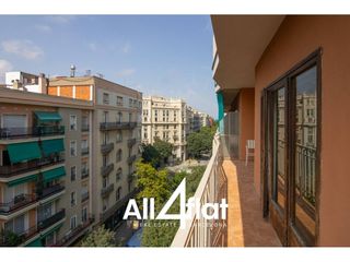 Miete Etagenwohnung  Calle consell de cent. Amplio piso de 140m2 con 4 habs, 2 ba�os completos, amueblado, l