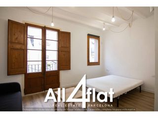 Rent Studio  Calle lluna. Estudio luminoso con balcón en el centro de barcelona