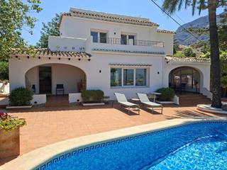 Chalet à El Montgó. Chalet con piscina privada con vistas en denia