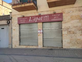 Lloguer Local Comercial  Pi i maragall. Se alquila local en el centro con aparcamiento delante