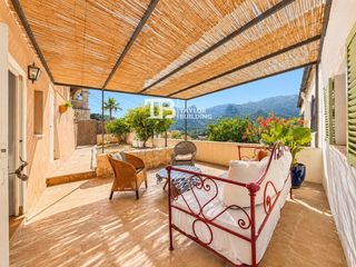 Casa  Oriente. Encantadora casa de pueblo con jardín y vistas a la montaña en b