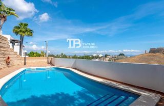 Casa adosada  Del rector vives. Chalet adosado con piscina, jardín y vistas al mar en génova!