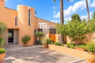 Casa  De cantina. Encantadora casa con jardín y vistas a la sierra de tramuntana e