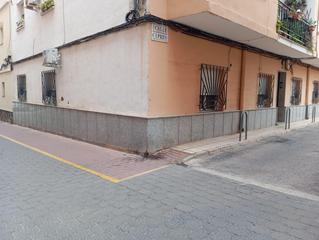 Planta baixa  Calle cipres. Piso en planta baja con patio y orientación sur en el corazón de