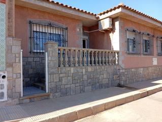 Maison jumelée à Calle o'donnell-estrecho s.gine 17. Vivienda en planta baja con cochera y patio en el estrecho de sa
