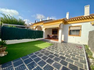 Chalet à Calle de fragata 84. Casa adosada con encanto mediterráneo en pueblo latino  pilar de