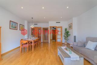 Pis  Constitucio. Magnfico tico en venta  en castelldefels montemar
