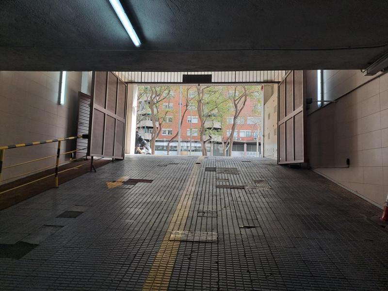 Foto a3bf2eab-d6af-44ef-bba7-45073b684607. Aparcament cotxe a Barri de les Corts Barcelona