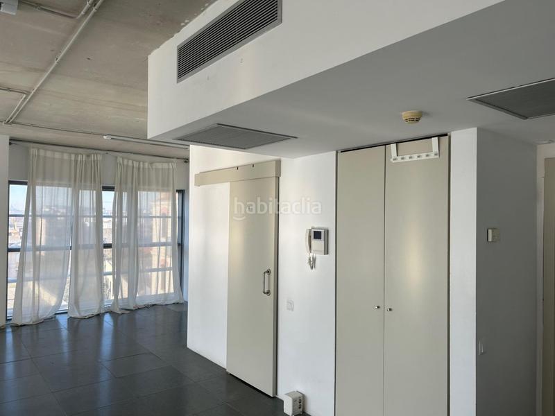 Foto ffb2aaf3-6f26-40db-b40c-afe5472f096a. Location bureau dans Poblenou Barcelona