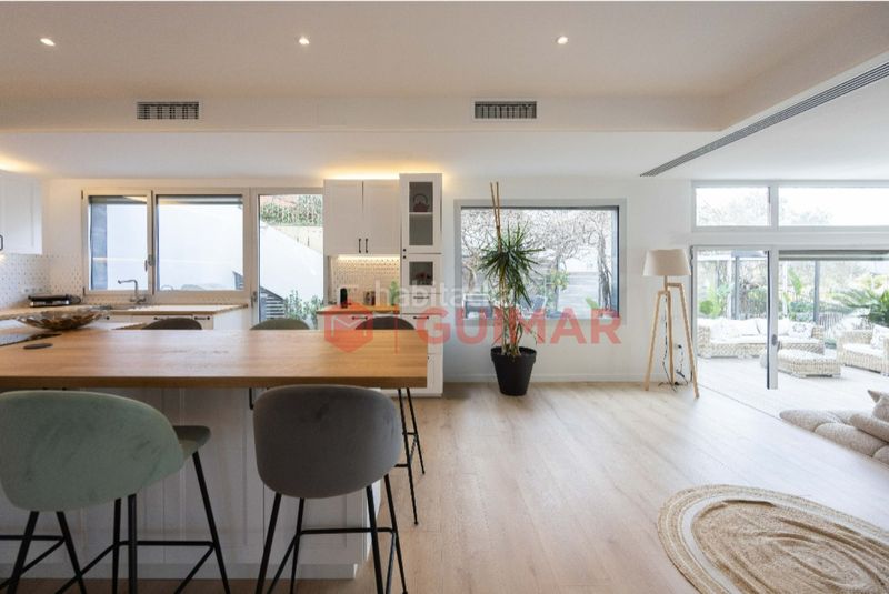 Foto 2bd1d87b-7d5c-4c82-8899-7edd083b704e. Casa amb aparcament piscina a Ciutat Diagonal Esplugues de Llobregat