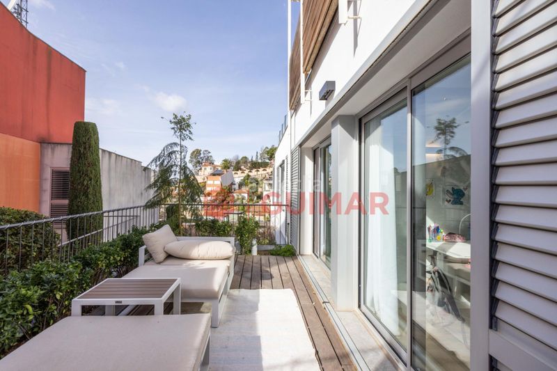 Foto a49953d3-db6d-48c6-bc3e-c4aedbdb0179. Casa amb aparcament piscina a Ciutat Diagonal Esplugues de Llobregat