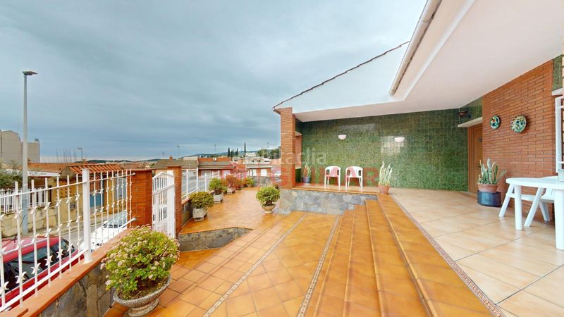 Foto 1305a904-8ec5-48e6-a826-0420c4a6ee50. Casa amb calefacció aparcament a La Roureda Viladecans