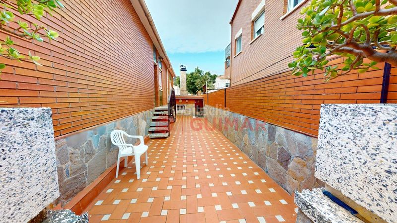 Foto 163d9b25-eb6f-4298-bbef-2e2610f9581e. Casa amb calefacció aparcament a La Roureda Viladecans