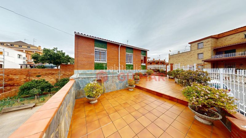 Foto 67f9ad5c-0f70-4ce9-b08e-7c0c46e40a44. Casa amb calefacció aparcament a La Roureda Viladecans