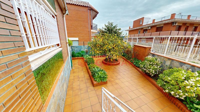 Foto f4d99a41-ac00-4f32-b174-ca9f26820413. Casa amb calefacció aparcament a La Roureda Viladecans