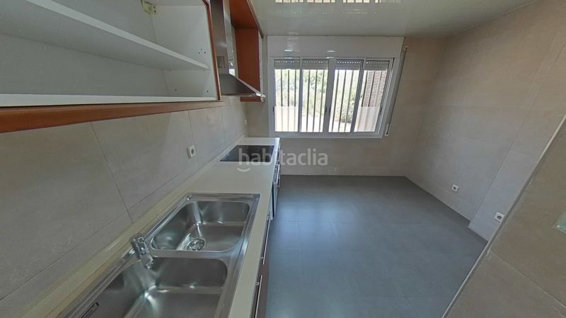 Foto 542d9802-db13-45e7-b2de-5f4d10200536. Casa amb aparcament a La Roureda Viladecans