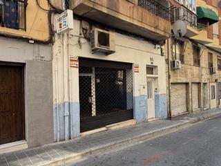 Local commercial à Calle de sevilla 110. Local en carolinas con salida de humos y patio