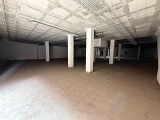 Local commercial  Calle benefac.remedios uriarte. Local comercial muy amplio a dos calles