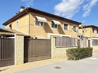 Haus  Calle capricorn. Chalet pareado en zona ravelalmajada 5 dormitorios, 3 baños y pa