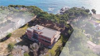 Terreny residencial a Centre-Platja. Villa en venta en primera línea de mar platja d´aro con posibili
