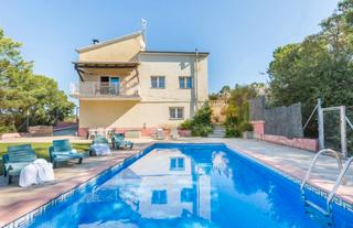 Chalet  Carrer dels mestres. Vivienda ideal con piscina, jardín y zona barbacoa en lloret de