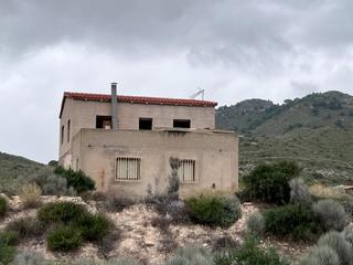 Casa  Camino sierra beties. Hacia rutas salvajes