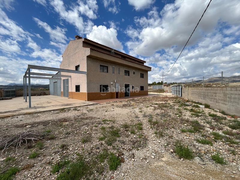 Foto a310a587-a2ac-459d-bd3e-cb7c9b6ff15f. Xalet amb aparcament a Novelda