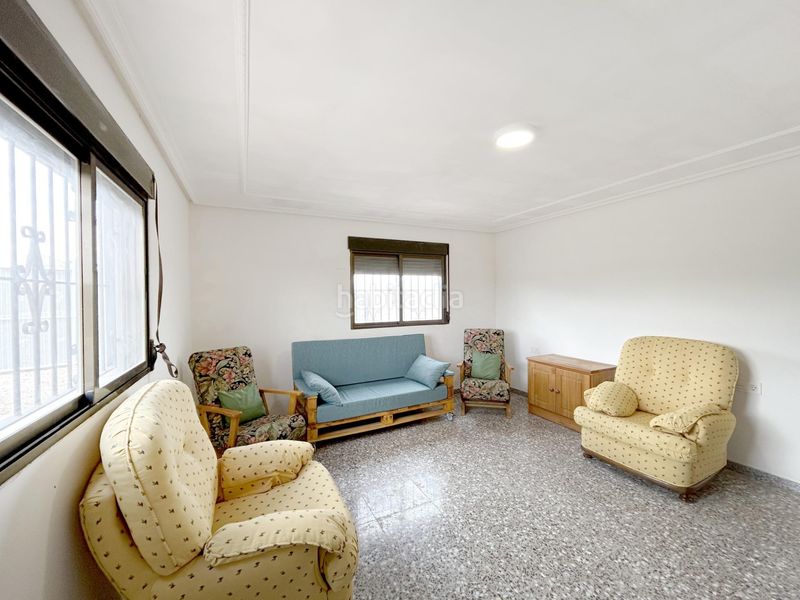 Foto f14384aa-a5a6-44db-b625-243bfe9952fd. Xalet amb aparcament a Novelda
