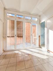 Alquiler Piso en Carrer de galileu 274. Finca regia, alto, mucha luz, todo exterior, 3 hab, techo alto y
