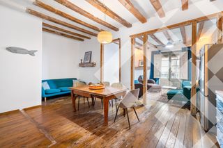 Pis  Carrer dels còdols. Finca regia, techos altos 3 metros, vigas de madera, exterior am