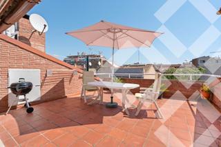 Maison jumelée  Carrer de guifré. Casa de 4 plantas, posibilidad ascensor, todo exterior, terraza