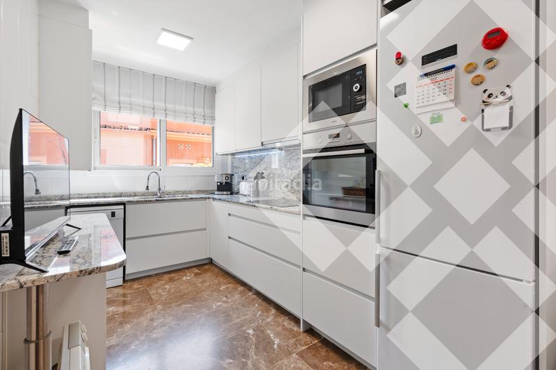 Foto 0c0f96a4-da92-43c0-ac83-631739015573. Semi detached house with fireplace heating parking in Badalona
