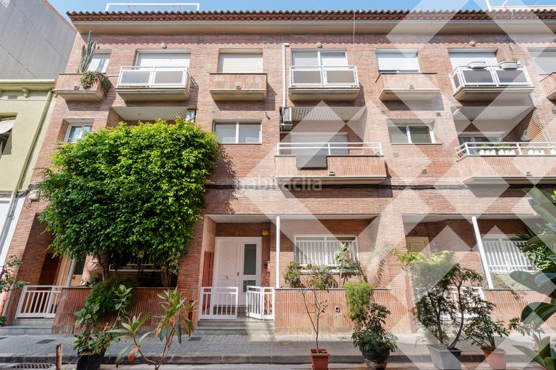 Foto 17ce7a3c-42f2-4d23-a8f0-4814db4cb6b2. Semi detached house with fireplace heating parking in Badalona