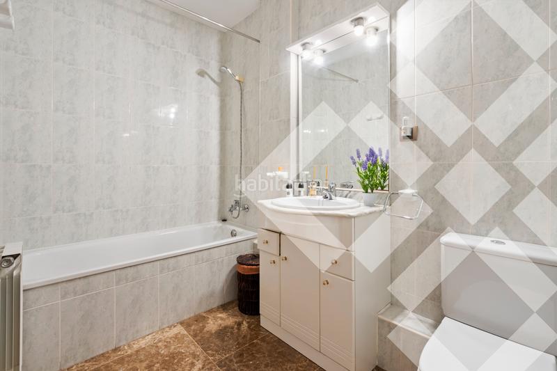 Foto b01b8d28-e5cf-4c65-90a4-f111eb38d06c. Semi detached house with fireplace heating parking in Badalona