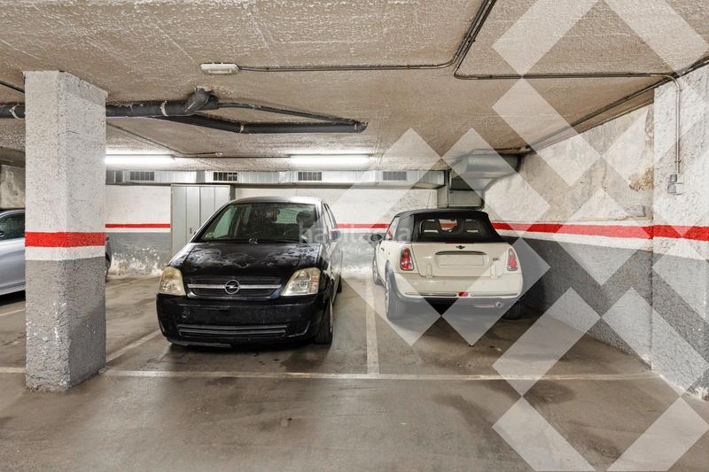 Foto c465bfe4-7244-4f88-b7bc-d2f4eb7aaef6. Semi detached house with fireplace heating parking in Badalona