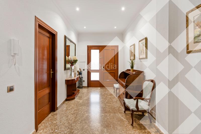Foto fc7cd61c-7d4d-4cc9-8f2a-65bac8f687d5. Semi detached house with fireplace heating parking in Badalona