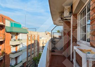 Miete Etagenwohnung  Carrer del segle xx. Alquiler temporal. alto, luminoso, balcón amplio, 4ª planta, 3 h