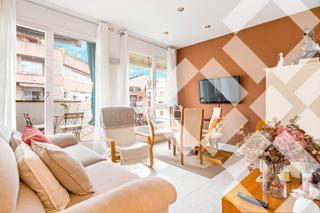 Etagenwohnung  Carrer de mallorca. 6ª planta, todo exterior, mucha luz, 3 habitaciones 1 baño, balc