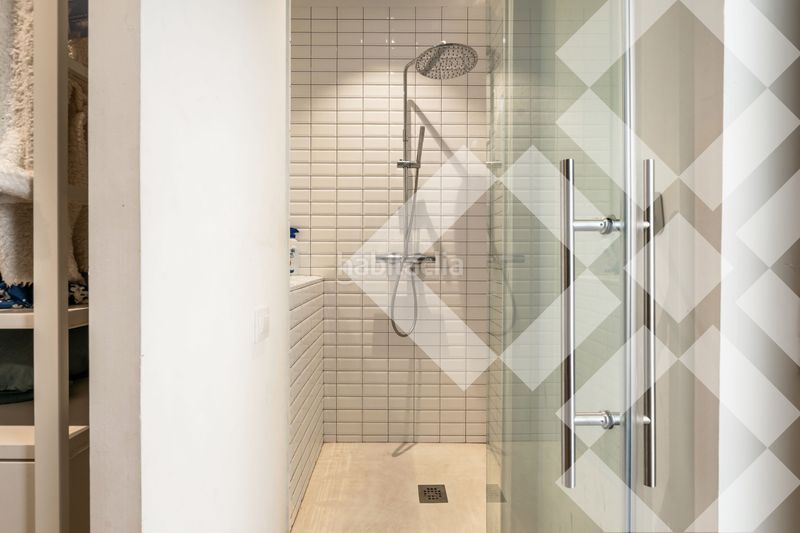 Piso terraza de 30m2, reforma de 300.000€, 3 habitaciones y 3 baños, muy luminoso y silencioso, finca regia en Barcelona - Imagen 15