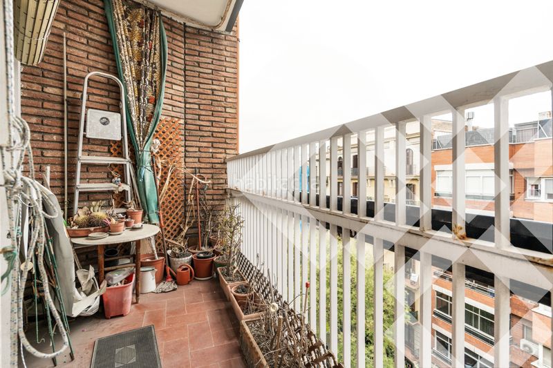 Piso alto, 6º luminoso, vistas sagrada familia, balcón, 4 habitaciones, ascensor en Barcelona - Imagen 5