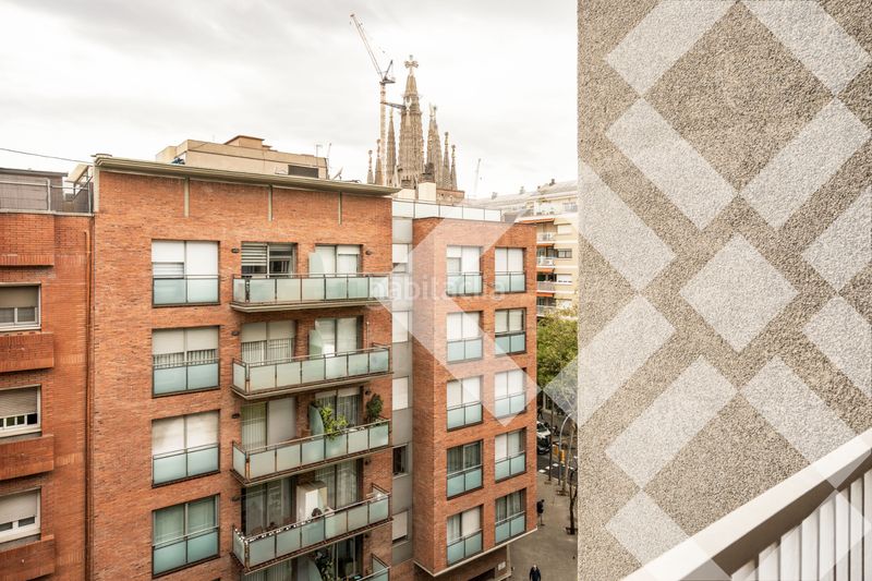 Piso alto, 6º luminoso, vistas sagrada familia, balcón, 4 habitaciones, ascensor en Barcelona - Imagen 4
