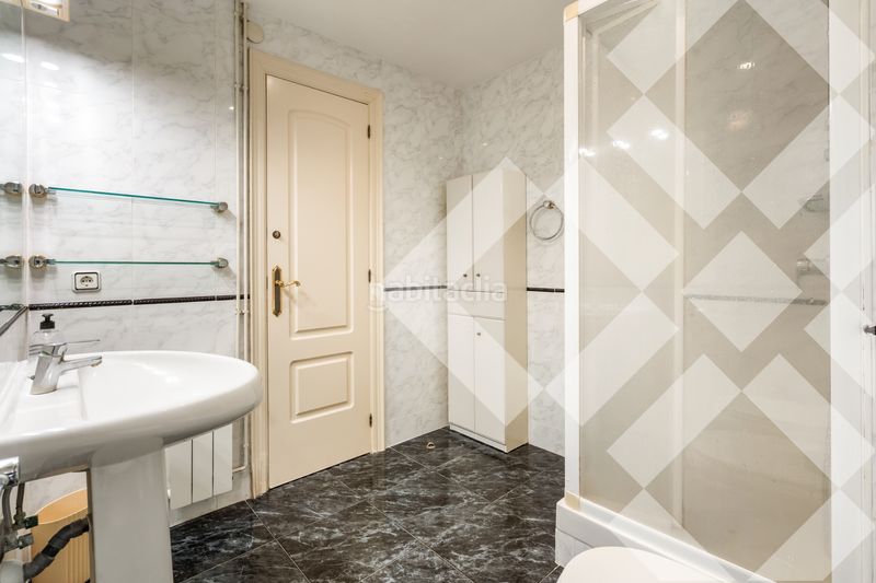 Piso alto (7º) luminoso, silencioso, vistas a parque, 3 habitaciones 2 baños, gran balcón, ascensor en Barcelona - Imagen 18