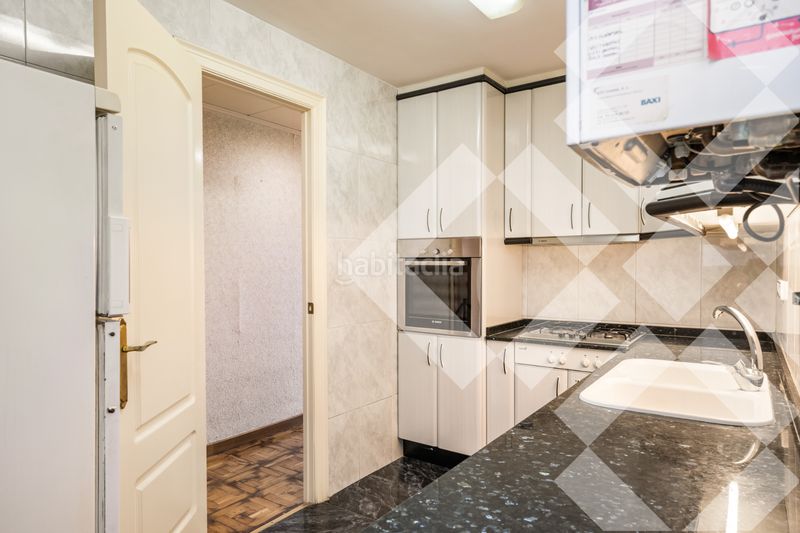 Piso alto (7º) luminoso, silencioso, vistas a parque, 3 habitaciones 2 baños, gran balcón, ascensor en Barcelona - Imagen 10