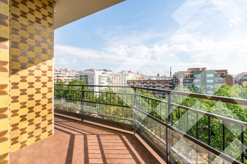 Piso alto (7º) luminoso, silencioso, vistas a parque, 3 habitaciones 2 baños, gran balcón, ascensor en Barcelona - Imagen 3