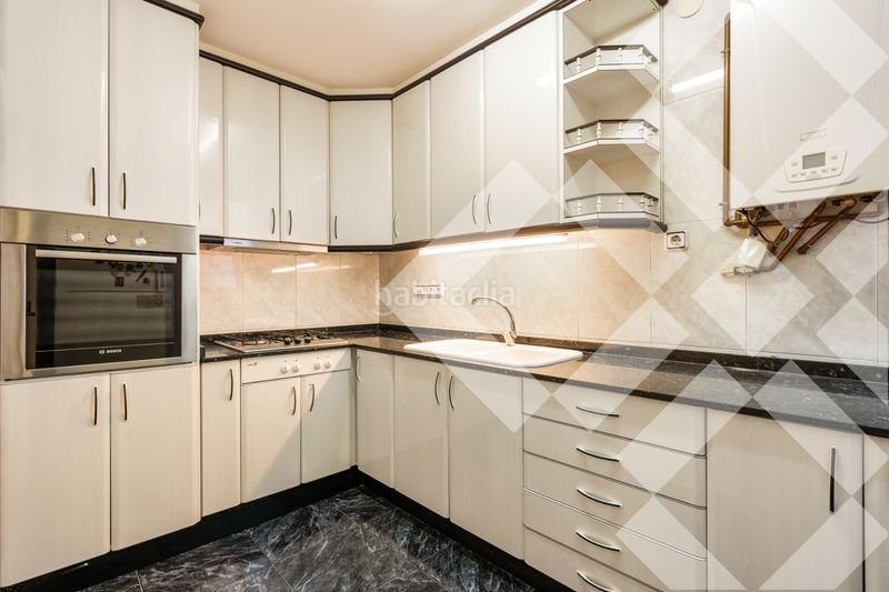 Piso alto (7º) luminoso, silencioso, vistas a parque, 3 habitaciones 2 baños, gran balcón, ascensor en Barcelona - Imagen 9