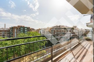 Pis  Carrer de rocafort. Alto (7º) luminoso, silencioso, vistas a parque, parking incluid