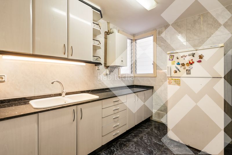 Piso alto (7º) luminoso, silencioso, vistas a parque, parking incluido, 3 habitaciones 2 baños, gran balcón, ascensor en Barcelona - Imagen 8