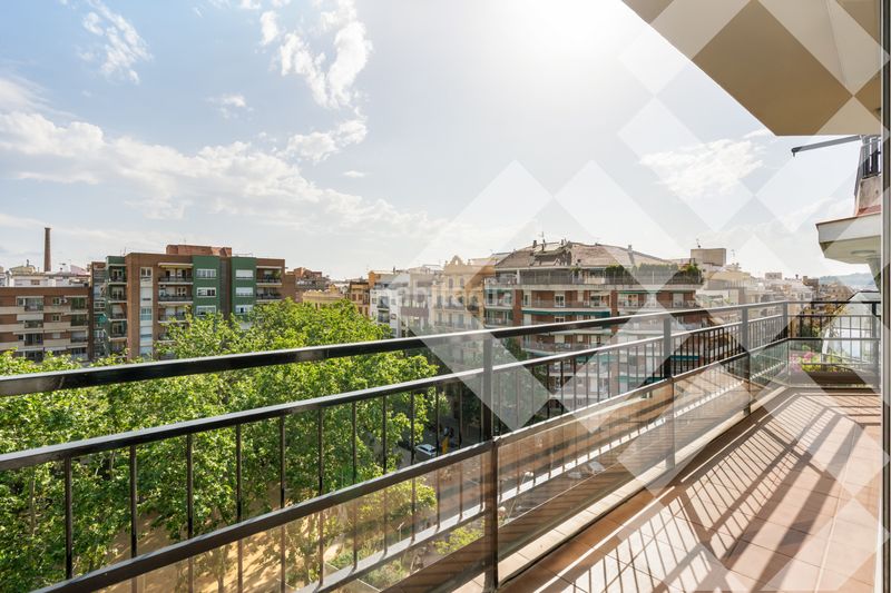 Piso alto (7º) luminoso, silencioso, vistas a parque, parking incluido, 3 habitaciones 2 baños, gran balcón, ascensor en Barcelona